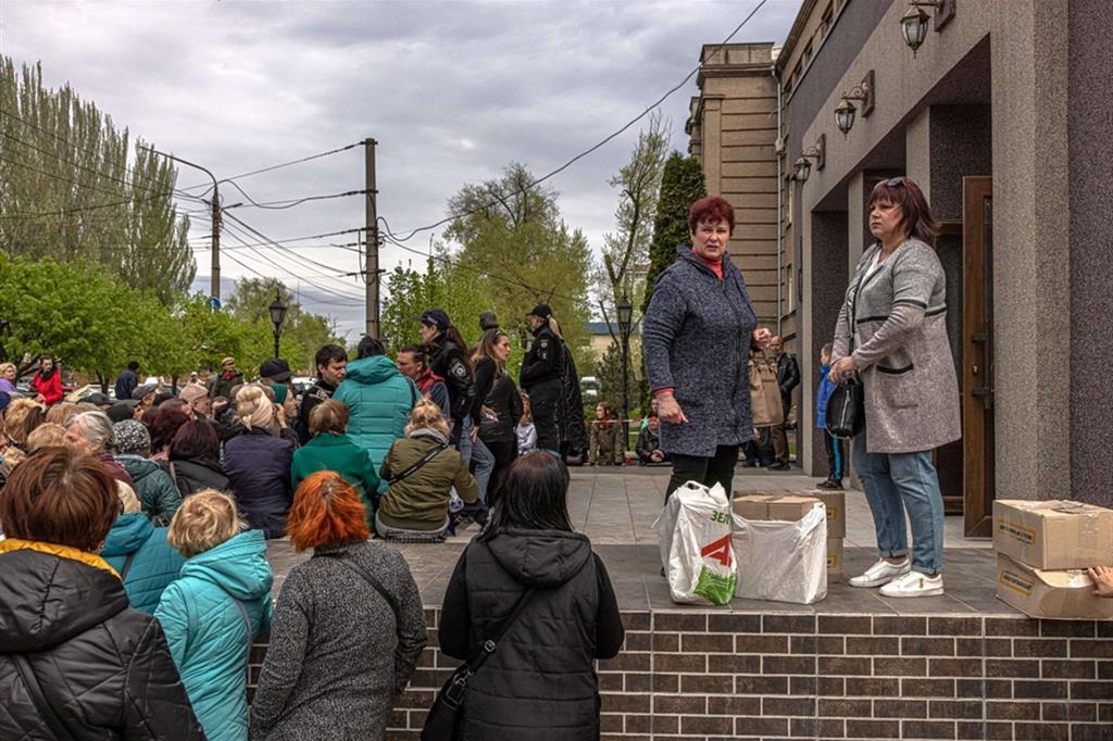 Aiuti umanitari. A Zaporizhzhia la gente si affolla per i pacchi con generi alimentari e di prima necessità, mentre cresce la paura di un attacco alla città - Ansa