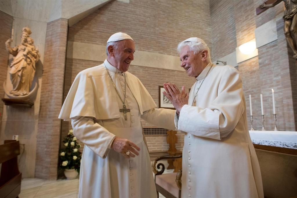 Papa Francesco con il Papa emerito in una foto del 2015