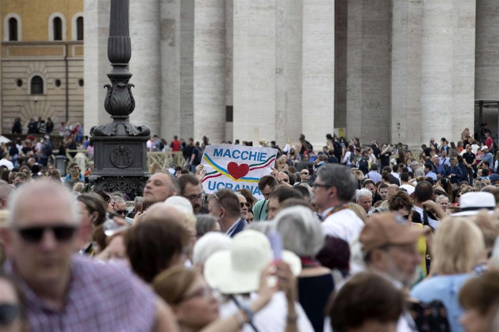 Il Papa: si preghi il Rosario per la pace e contro la pazzia della guerra