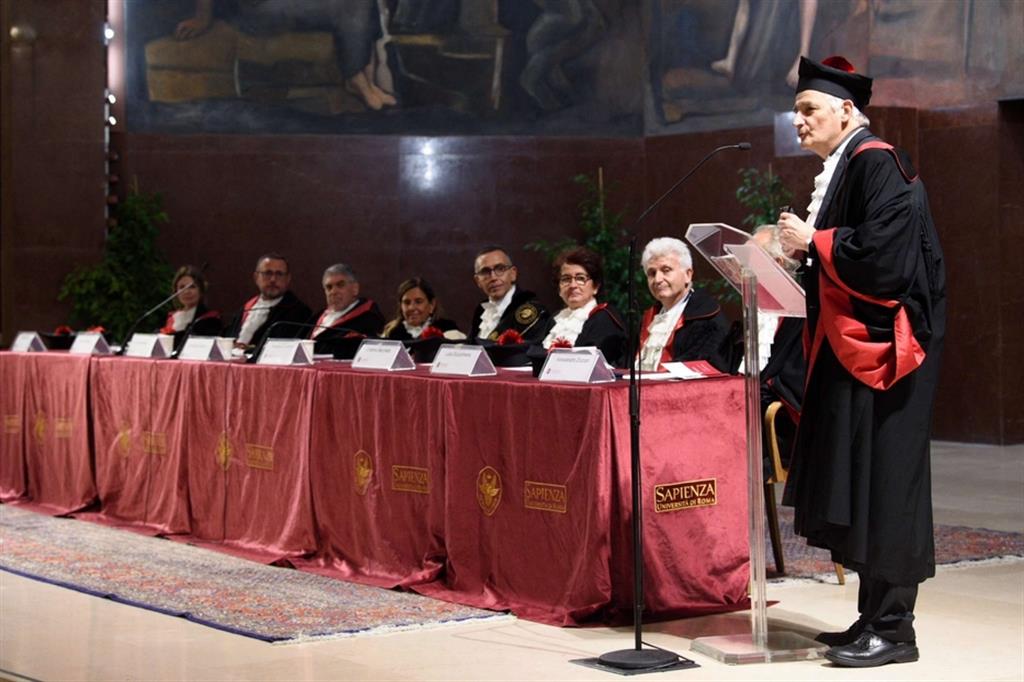 Il cardinale Matteo Zuppi mentre pronuncia la sua lectio magistralis nella cerimonia di conferimento del dottorato honoris causa dalla Sapienza di Roma