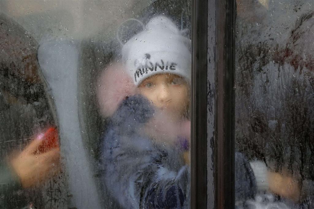 Un bambino evacuato da Kherson, controllata dai russi, sul pullman che lo porterà in Crimea a Oleshky