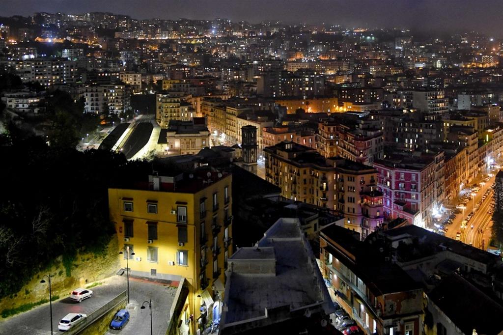 La notte di Napoli, così scintillante, nasconde tanta povertà