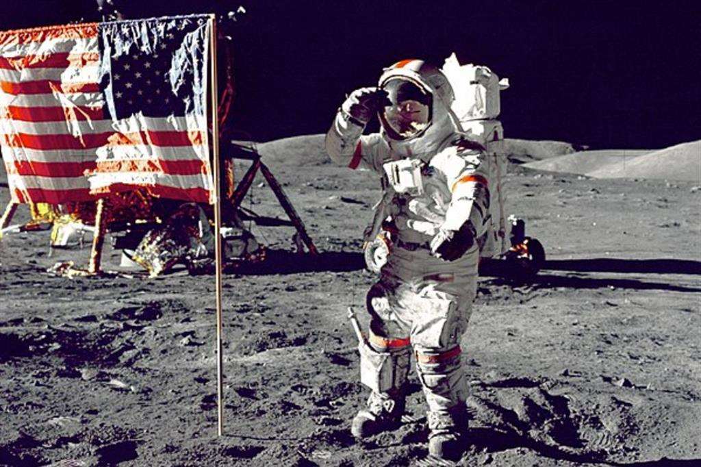 Eugene Cernan saluta la bandiera Usa sulla Luna