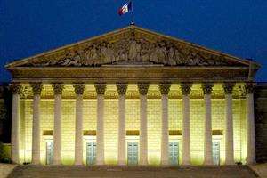 «Diritto di aborto in Costituzione», l'Assemblea francese vota sì
