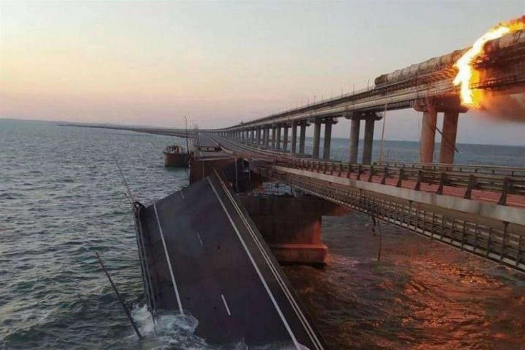 Crimea, in fiamme il ponte di Kerch. Kiev: "È solo l'inizio"