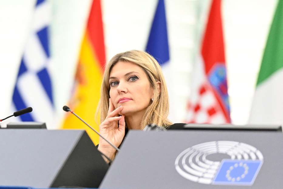 La parlamentare greca Eva Kaili, ex vicepresidente del Parlamento europeo, sotto indagine con l'accusa di avere ricevuto denaro dal Qatar