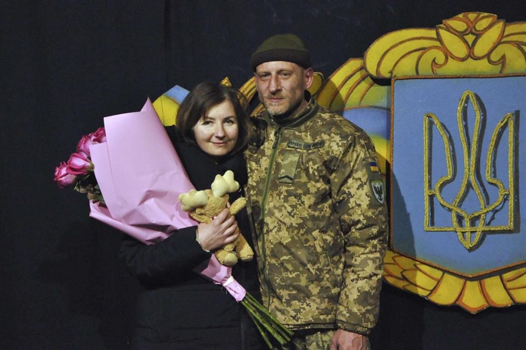 Un combattente della Difesa territoriale con la neo moglie nella città di Chernihiv, assediata dai russi. - Epa / Nataliia Dubrovska / Ansa