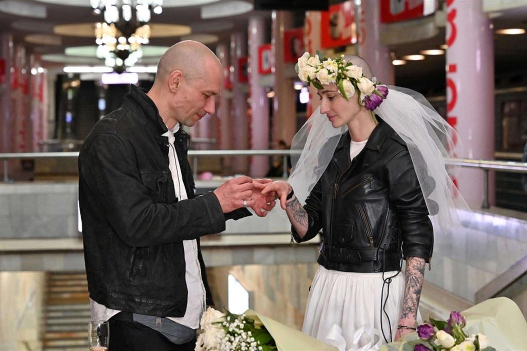 Lo scambio degli anelli tra Nastya e Anton durante la cerimonia sotto la metropolitana di Kharkiv. Le nozze si sono celebrate il 3 aprile - Sergey Bobok / Afp / Ansa
