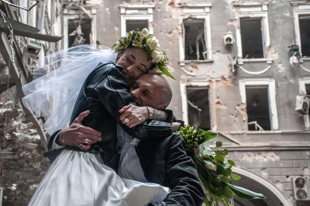 Un abbraccio d'amore tra i neosposi Anton e Nastya a Kharkv, la seconda città dell'Ucraina colpita da pesanti bombardamenti russii - Vasiliy Zhlobsky / Epa / Ansa
