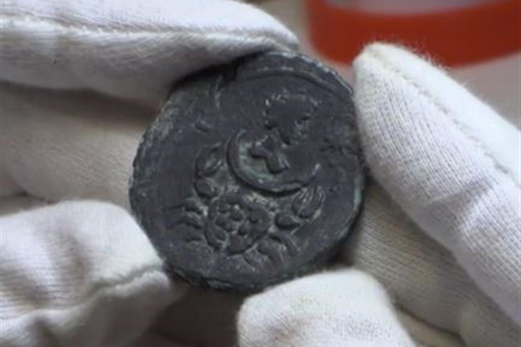 Israele, dal mare una moneta romana con la dea Luna