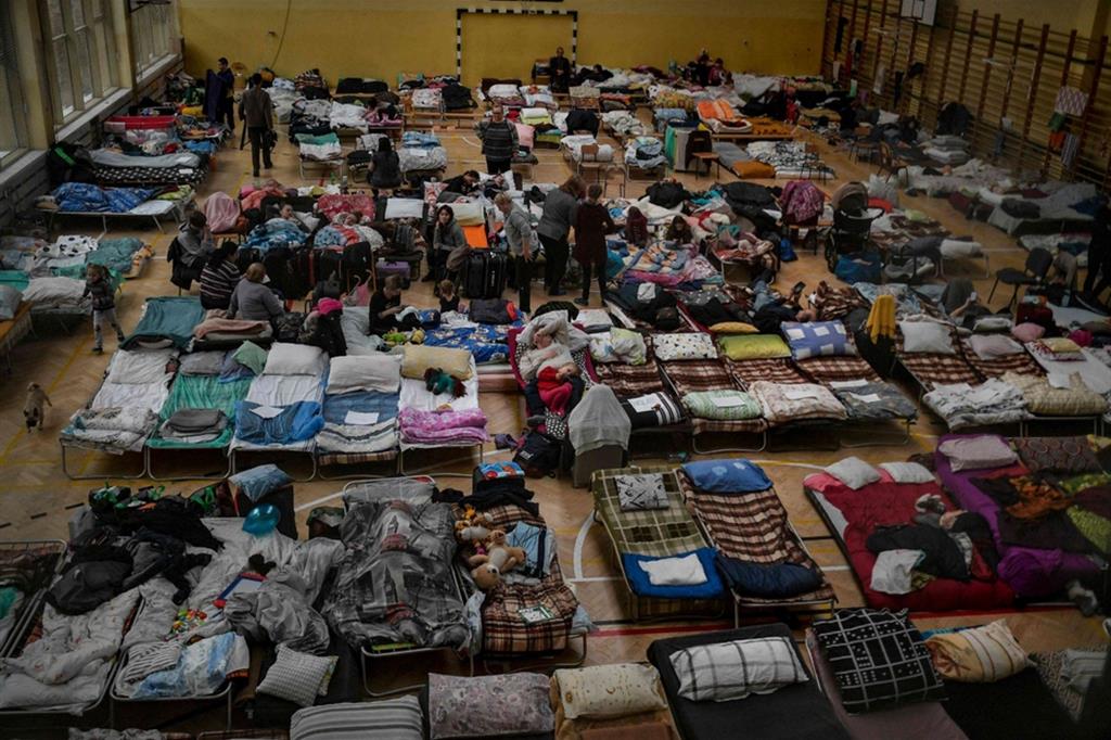 Un rifugio per i profughi ucraini a Przemysl, nel sud-est della Polonia, Paese che ha accolto 2,4 milioni di fuggiaschi dalla guerra