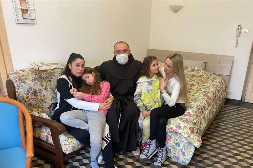 Fra Faustino e due profughe con figli appena arrivati al convento dall'Ucraina