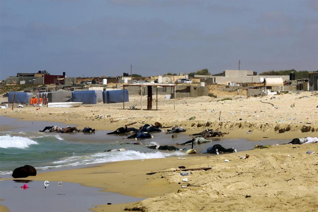 I corpi di migranti deceduti in mare arrivano sulla spiaggia di al-Qarboli, 60 km a est di Tripoli