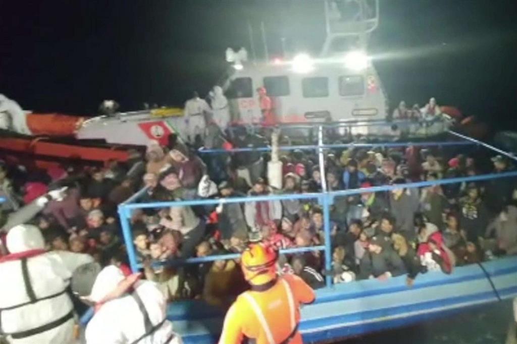 Nella notte del 21 gennaio erano approdate a Lampedusa altre 305 persone soccorse dalla Guardia costiera. Questa notte sono intervenute le motovedette della Guardia di finanza.