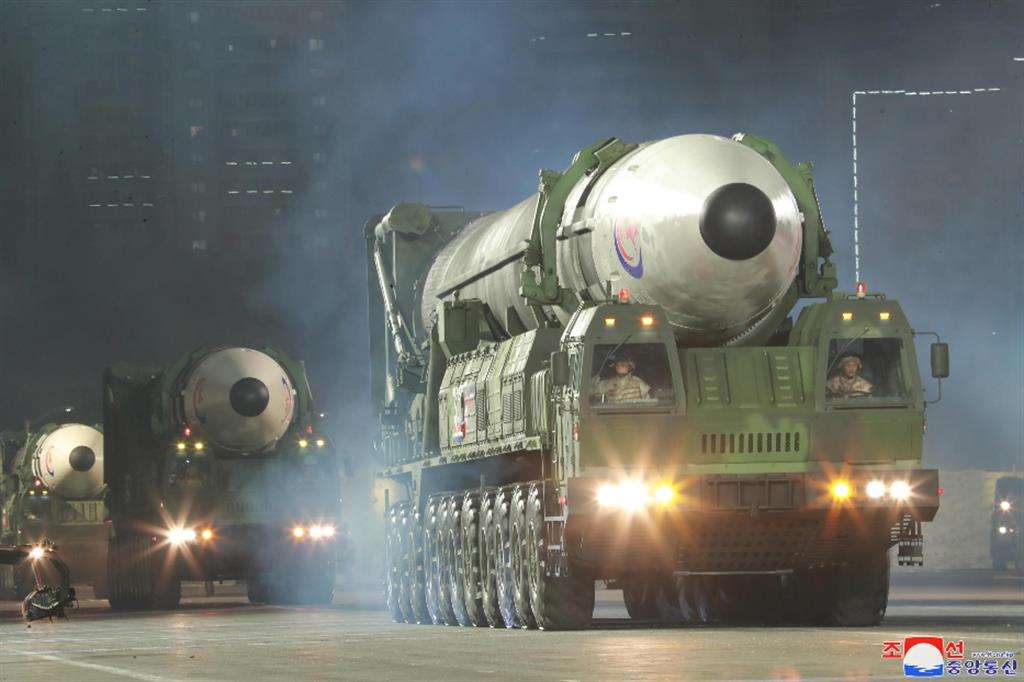 Un missile intercontinentale Hwasong-17 mostrato in parata nell'aprile scorso a Pyongyang