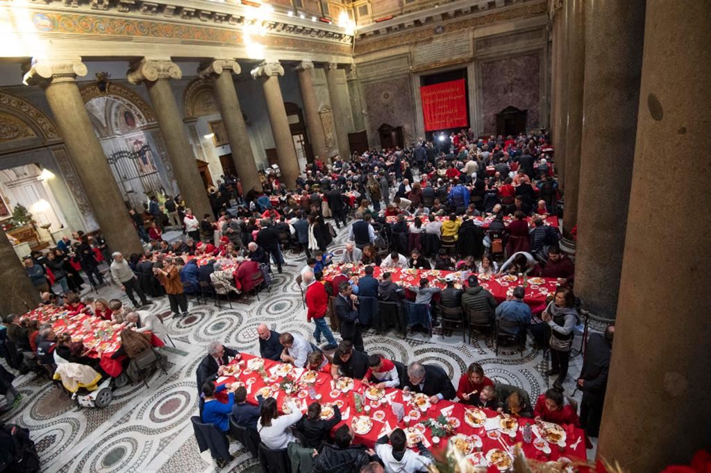 Un momento del pranzo dei poveri organizzato dalla Comunità di Sant’Egidio nella Basilica di Santa Maria in Trastevere a Roma nel giorno di Natale