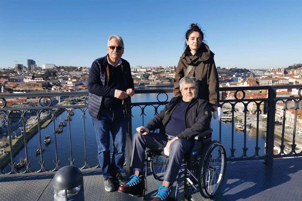 Roberto Mattonelli con la fidanzata Michela e l'architetto Marco Pisello