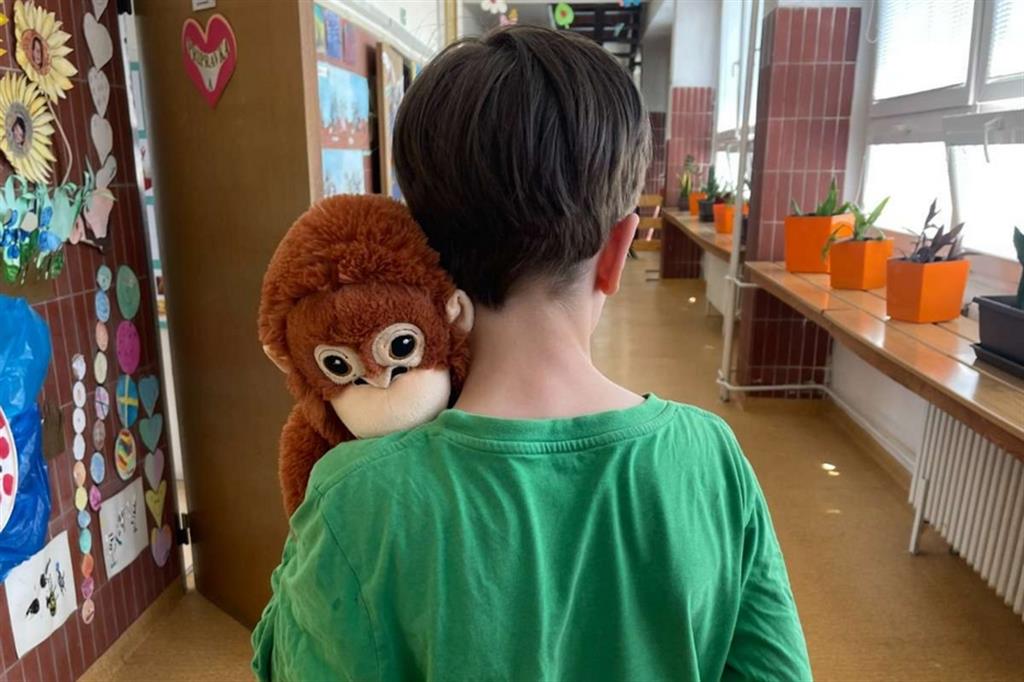 Helpcode aiuta l'ong slovacca  IPčko che usa un orango di peluche per terapie di supporto psicologico per i bambini traumatizzati dalla guerra