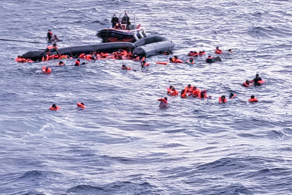 Un naufragio di migranti nel Mediterraneo in un'immagine d'archivio