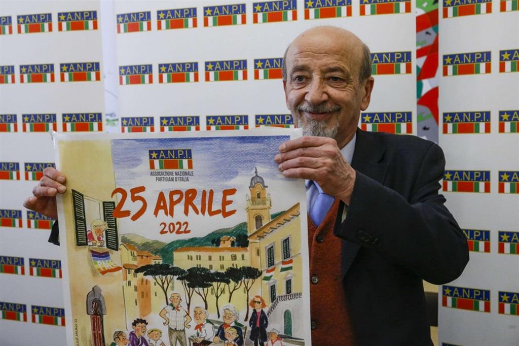 Il presidente dell'Anpi Gianfranco Pagliarulo mostra il manifesto della Festa della Liberazione 2022