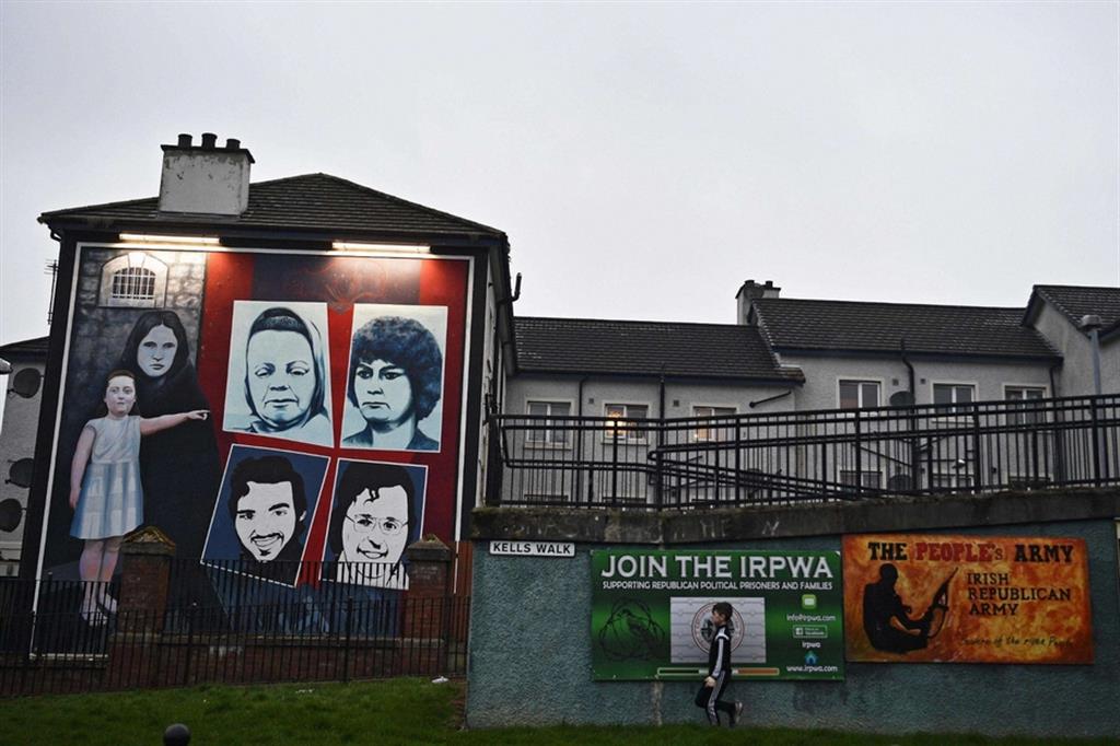 Un murale alla periferia a maggioranza repubblicana di Derry, in Irlanda del Nord
