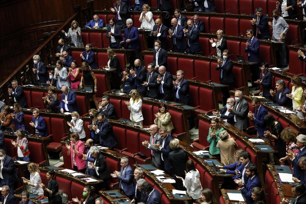 Applausi alla Camera dopo il saluto a tutti i parlamentari del presidente Roberto Fico nellultima seduta. Molti di loro non torneranno ad occupare uno scranno