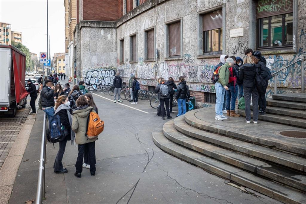 Tra le scuole che hanno riaperto stamani anche il Liceo Virgilio di Milano