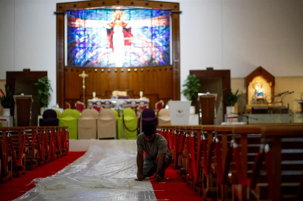 Ultimi preparativi nella chiesa cattolica di Manama in Bahrein dove oggi arriverà il Papa