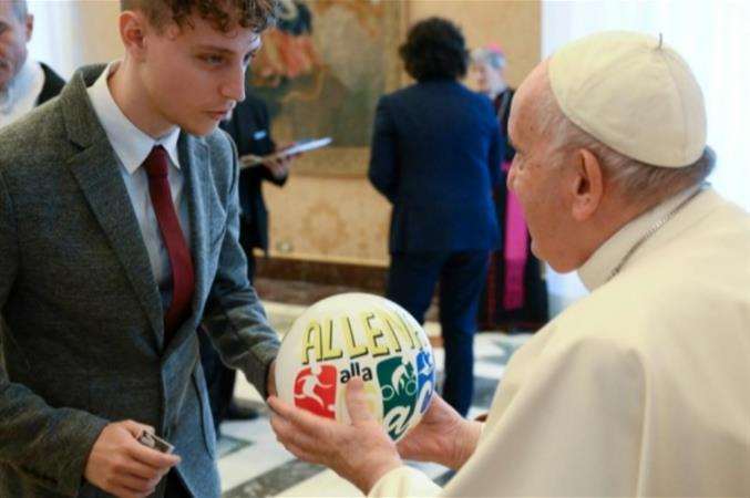 Il Papa all'Acr: guardiamo gli altri, non lo schermo del telefonino