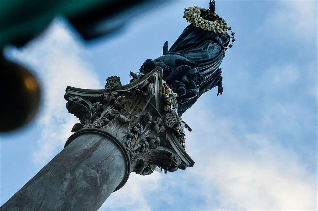 La statua dell'Immacolata in piazza di Spagna a Roma