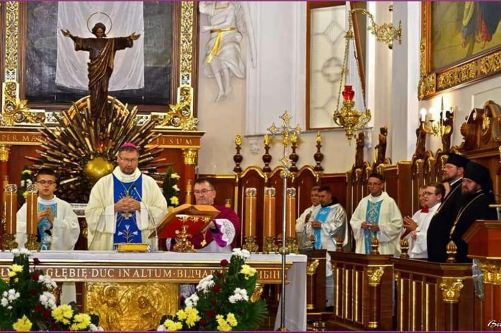 Monsignor Visvaldas Kulbokas, nunzio apostolico a Kiev, celebra Messa a Odessa. Nell'occasione ha donato una corona inviata da papa Francesco per l'Assunta