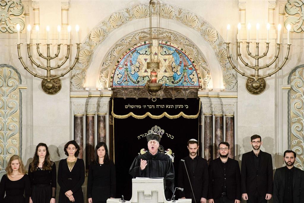 I membri della comunità ebraica cantano il Kaddish nella sinagoga di Rykestrasse a Berlino, nel novembre del 2018, per ricordare l’ottantesimo anniversario della Notte dei Cristalli
