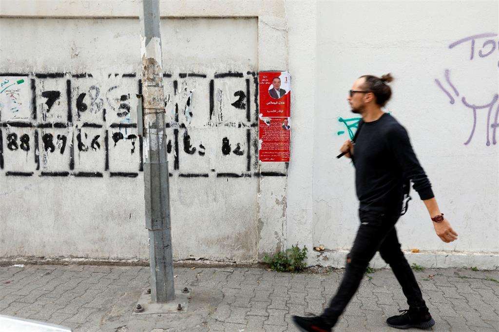Nella totale indifferenza si è conclusa la campagna elettorale tunisina, che non ha visto affissi neanche i manifesti dei candidati