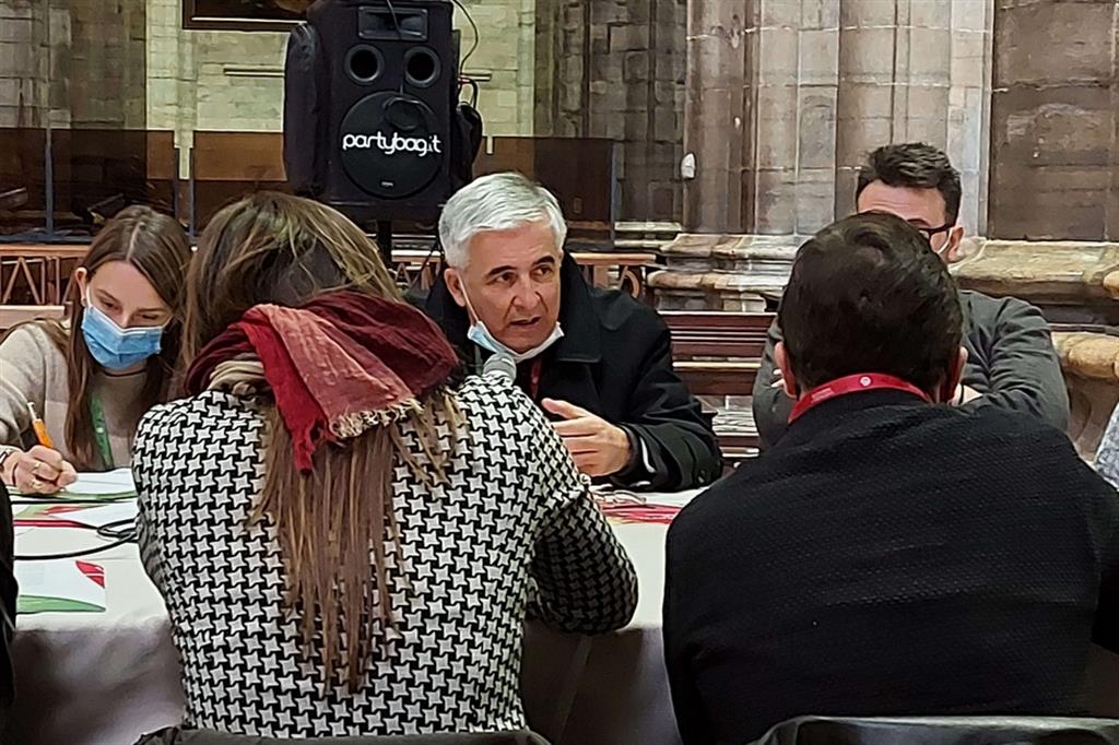 Il vescovo di Cremona Antonio Napolioni dialoga con i giovani nel Duomo di Milano a uno dei tavoli sugli Affetti dell'evento di lancio di Giovani e Vescovi, il 6 novembre