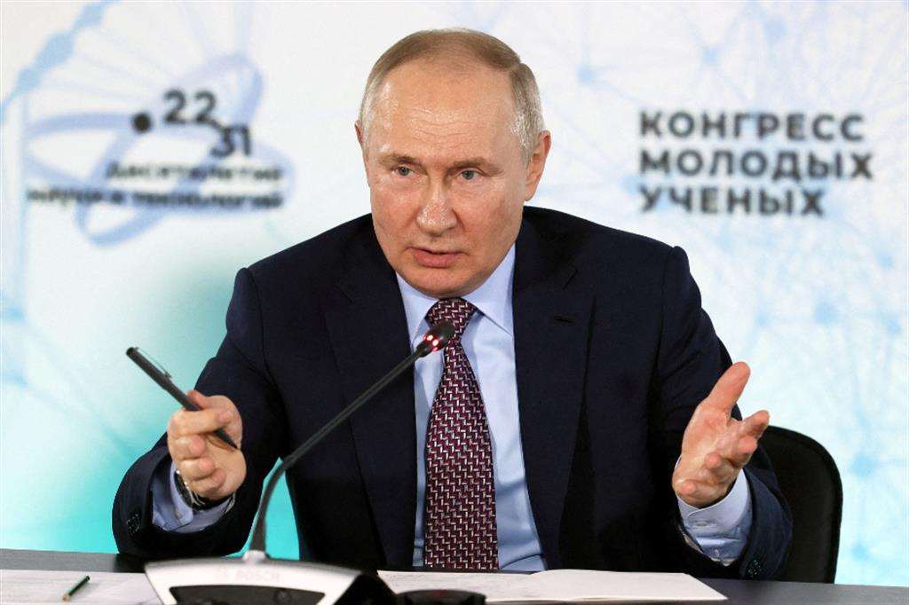 Putin: sì a negoziati, ma prima le annessioni. Minacciate ambasciate ucraine