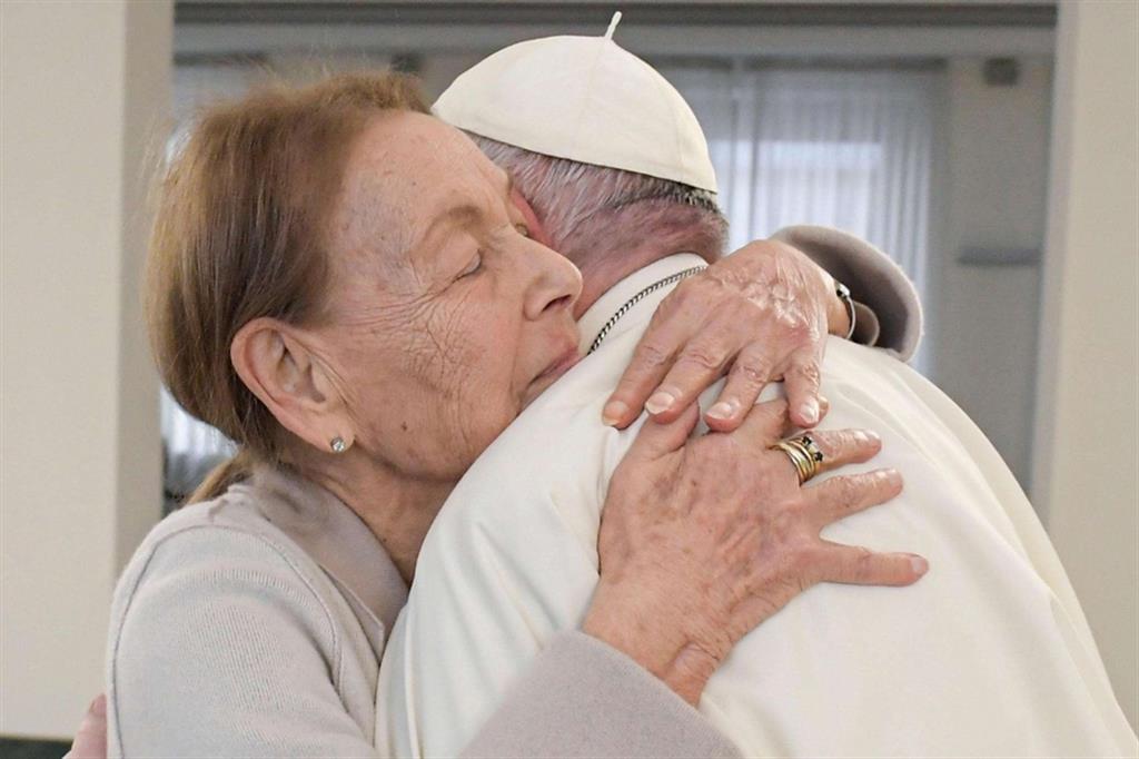 Il nuovo abbraccio tra il Papa e Edith Bruck: tramandare la memoria ai giovani - Vatican Media
