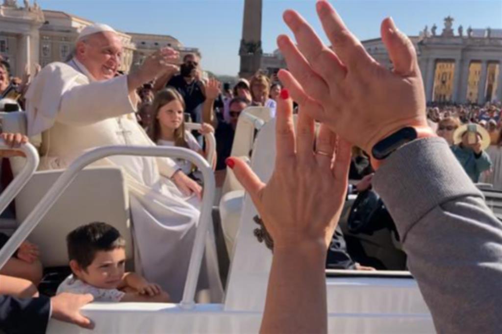 Il Papa saluta i fedeli in piazza San Pietro prima dell'udienza a Cl nel giorno centenario della nascita di don Giussani