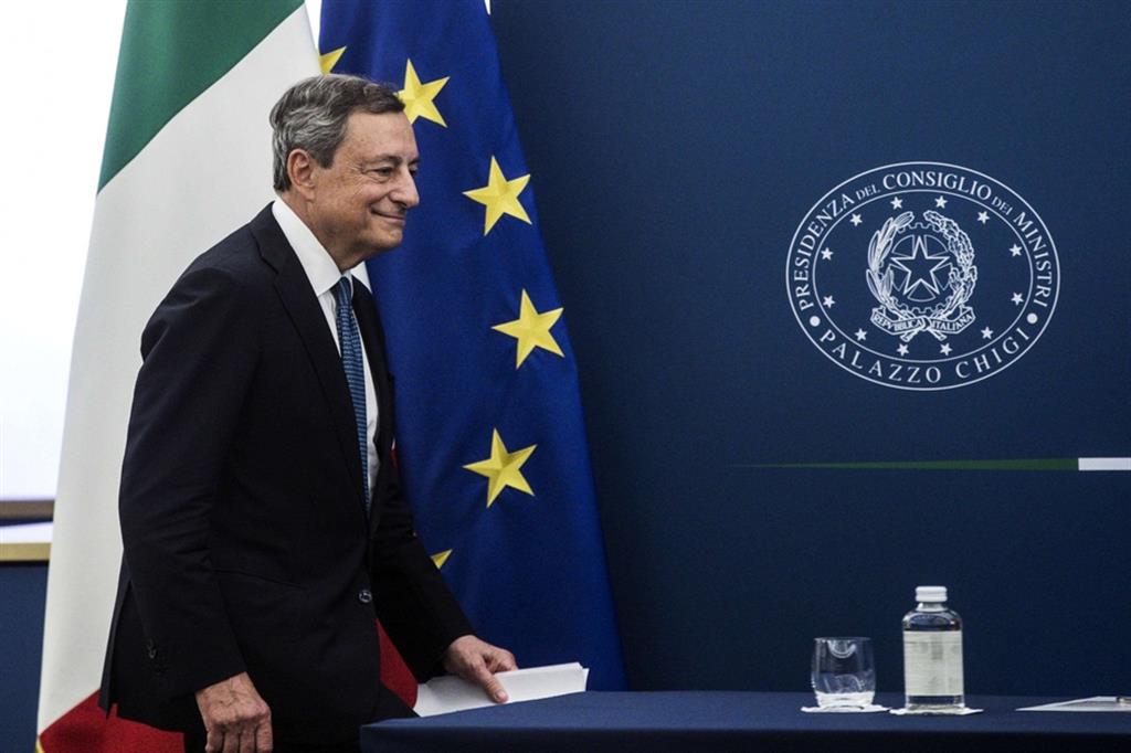 Il premier Mario Draghi arriva alla conferenza stampa dopo l'approvazione del Decreto aiuti bis