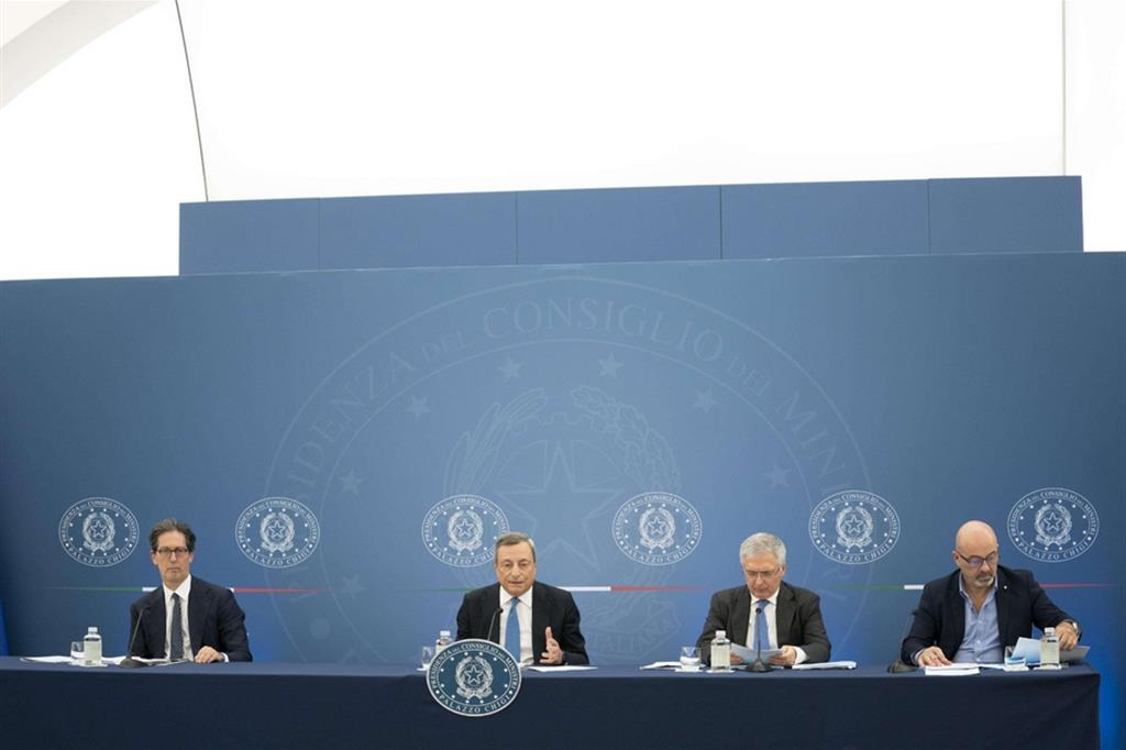 Il premier Draghi con i ministri economici illustra il decreto aiuti ter
