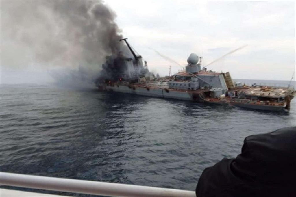 Una foto postata su Twitter mostra l’ammiraglia della flotta russa colpita nel Mar Nero: a differenza della vicenda del sommergibile esploso ventidue anni fa, stavolta i social consentono ai genitori di organizzarsi per reclamare la verità