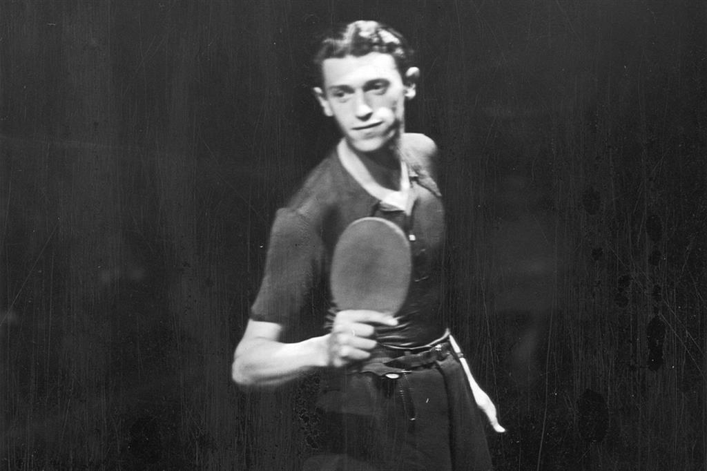 Alojzy “Alex” Ehrlich (1914-2012), vicecampione del mondo di tennistavolo negli anni ’30 qui ritrattto durante una sfida di ping-pong La foto diventata la copertina del romanzo di Enrico Pedemonte
