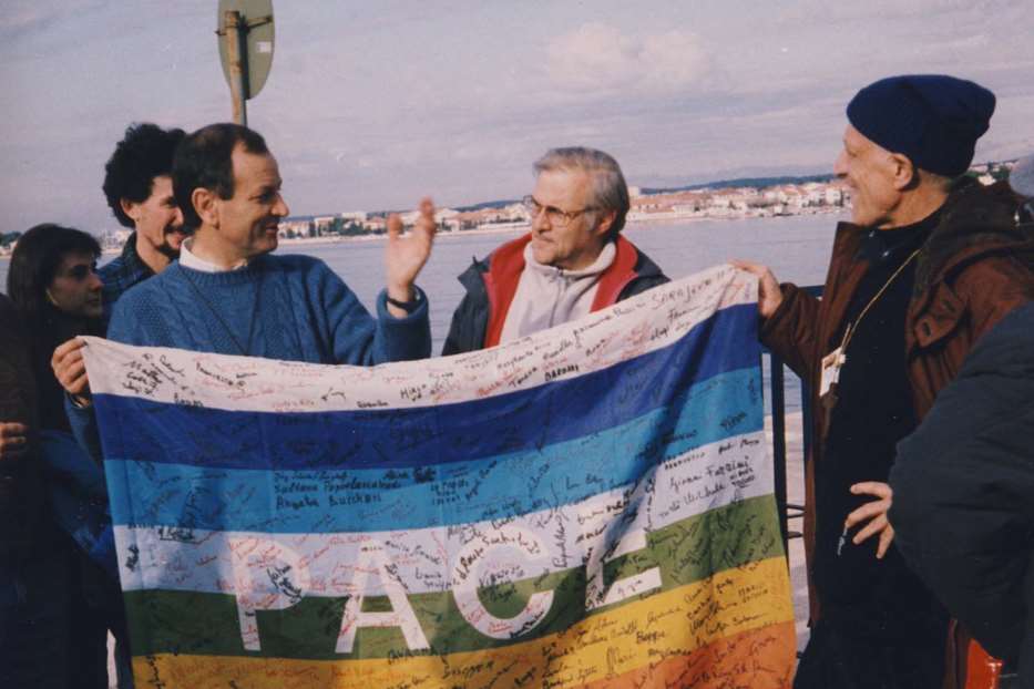 Ancona, 13 dicembre ‘92: a destra don Tonino Bello, a sinistra don Albino Bizzotto dei “Beati i costruttori di pace”, di ritorno da Sarajevo