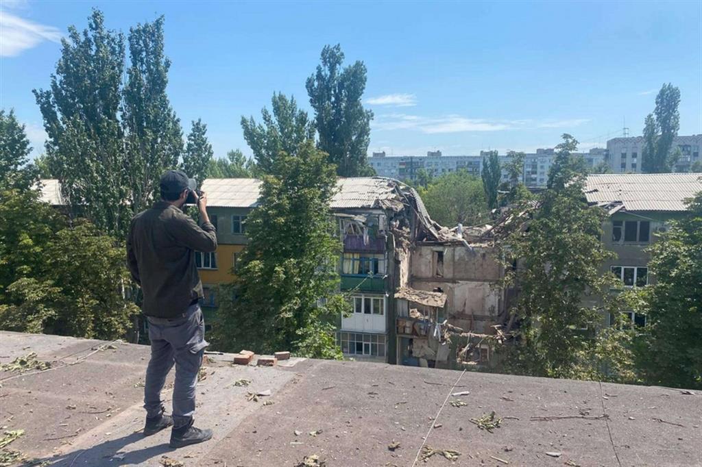 Gli effetti di un bombardamento su un condominio a Kostyantynivka, città del Donbass sotto il controllo di Kiev