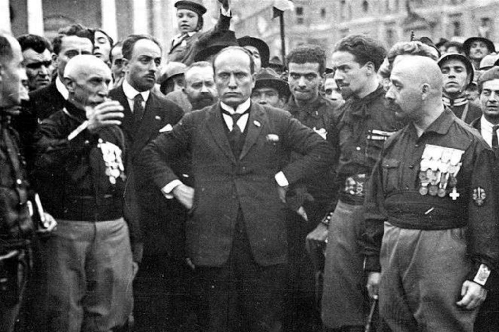 Benito Mussolini, durante la marcia su Roma, con alcuni dei quadriumviri: da sinistra Emilio De Bono, Italo Balbo e Cesare Maria De Vecchi.