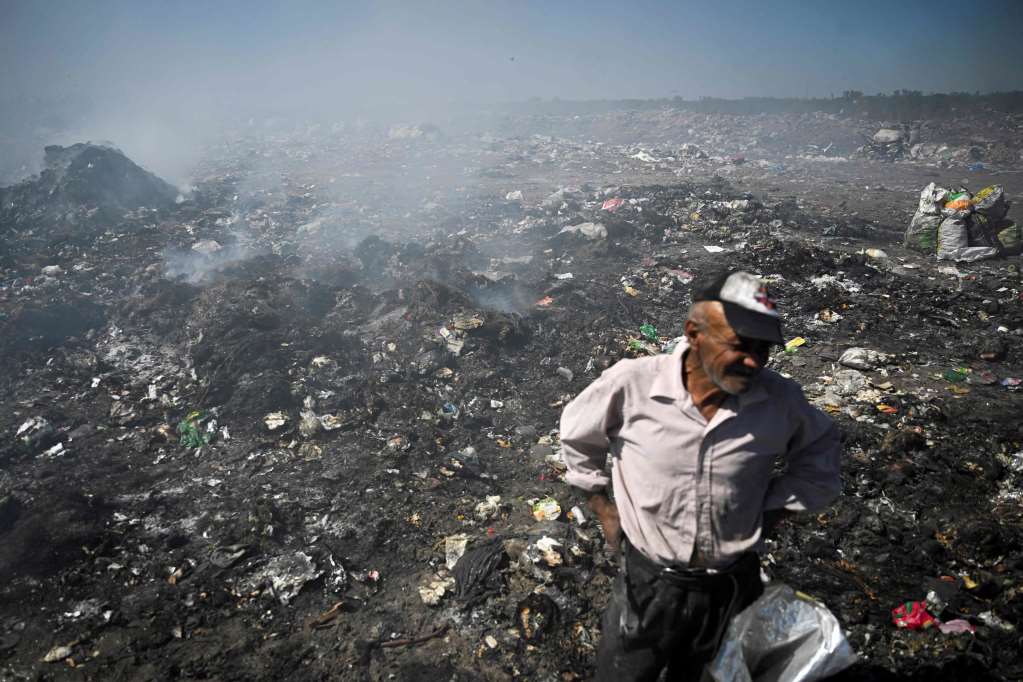 La discarica di Lujian, in Argentina, dove molte persone si recano ogni giorno in cerca di qualcosa da riciclare o rivendere: la crisi economica è sempre più grave