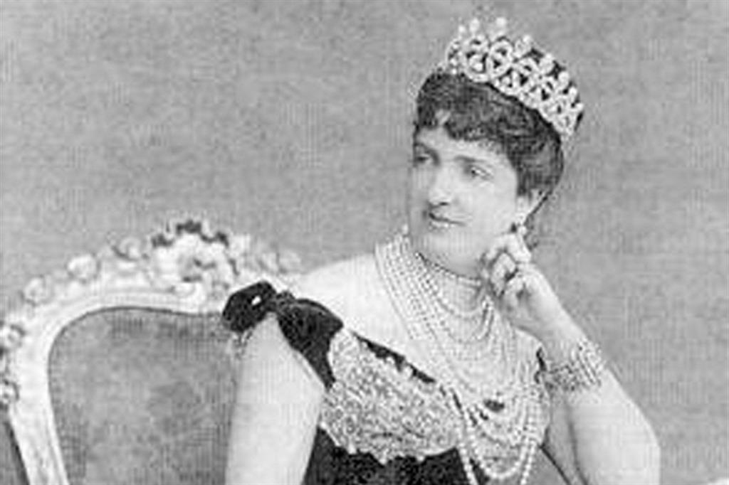 La regina Margherita di Savoia  indossa il diadema in una foto d'epoca