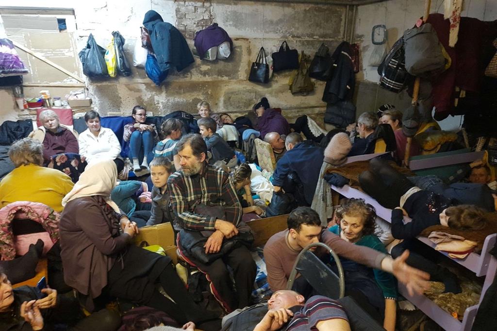 La gente ammassata in uno scantinato di Yahidne, vicino a Chernihiv. La città è stata liberata martedì