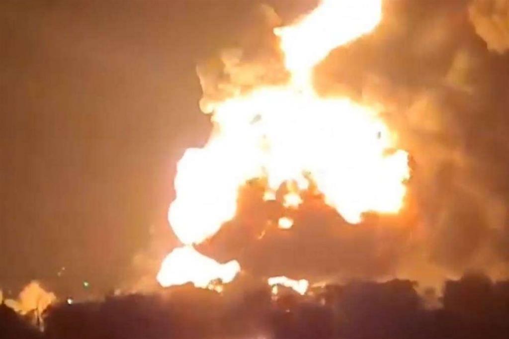 Le fiamme nell’impianto della Transneft, compagnia statale russa che gestisce gasdotti