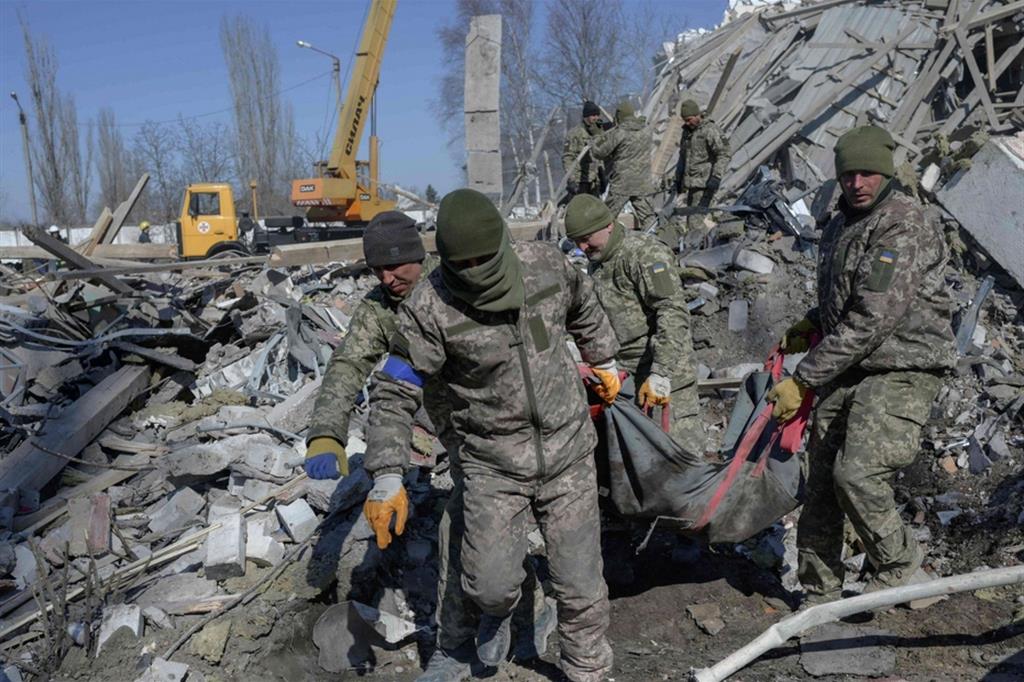 Al menos 40 soldados murieron en el ataque de ayer al cuartel de Mykolaiv en el sur de Ucrania.  Foto el 19 de marzo