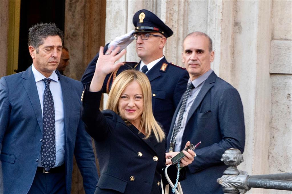 La premier Giorgia Meloni all'uscita da Palazzo Chigi